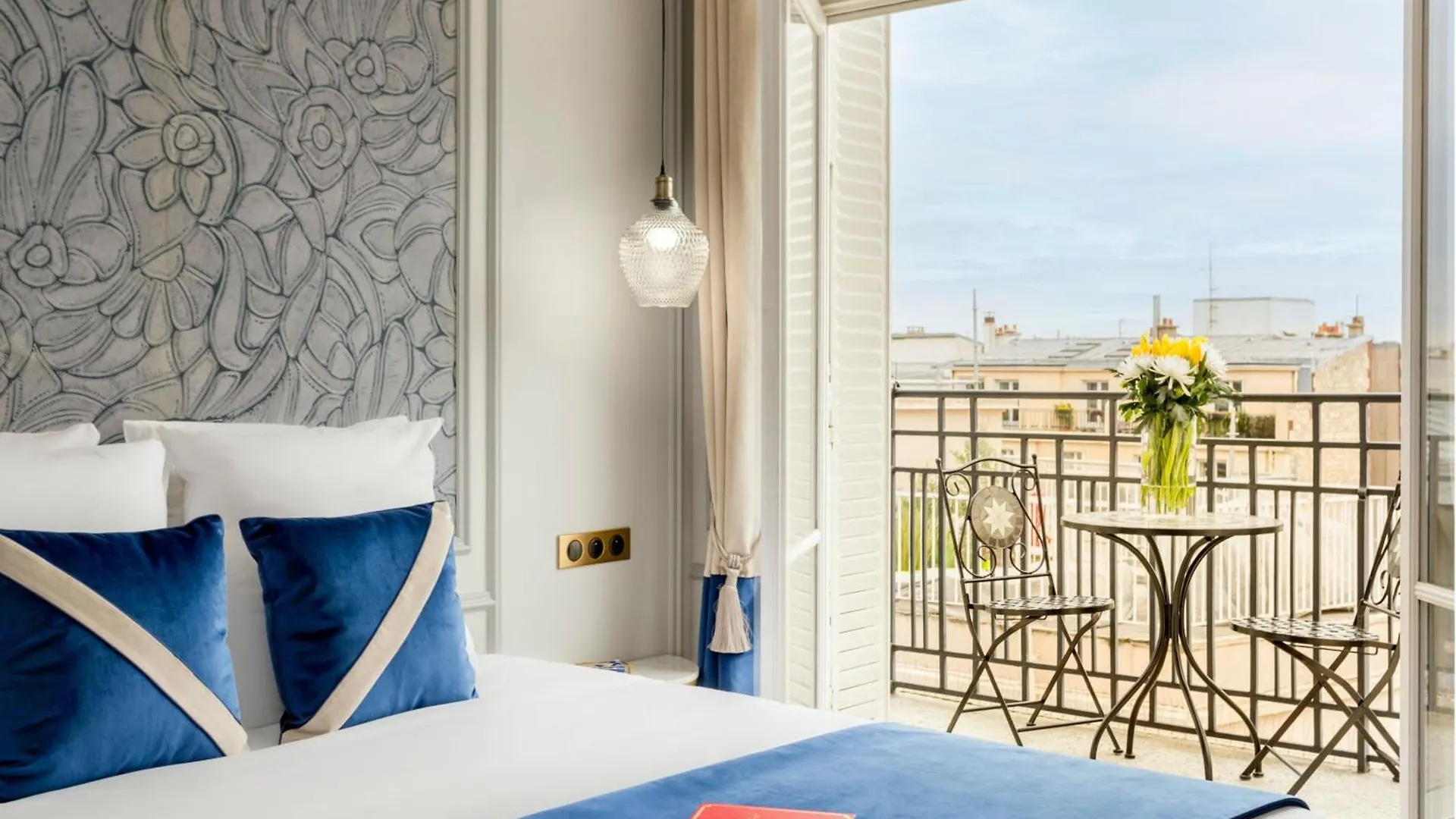 Merveil Signature - Hoche - Eiffel Tower View Paris Apartment