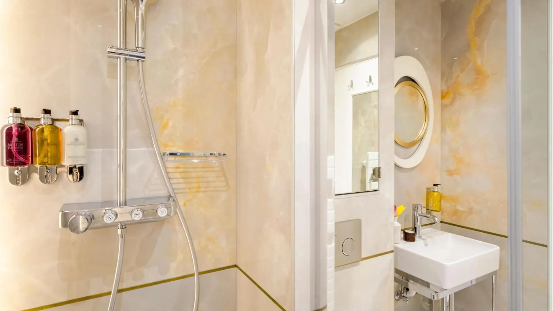 Apartment Merveil Signature - Hoche - Eiffel Tower View Paris France